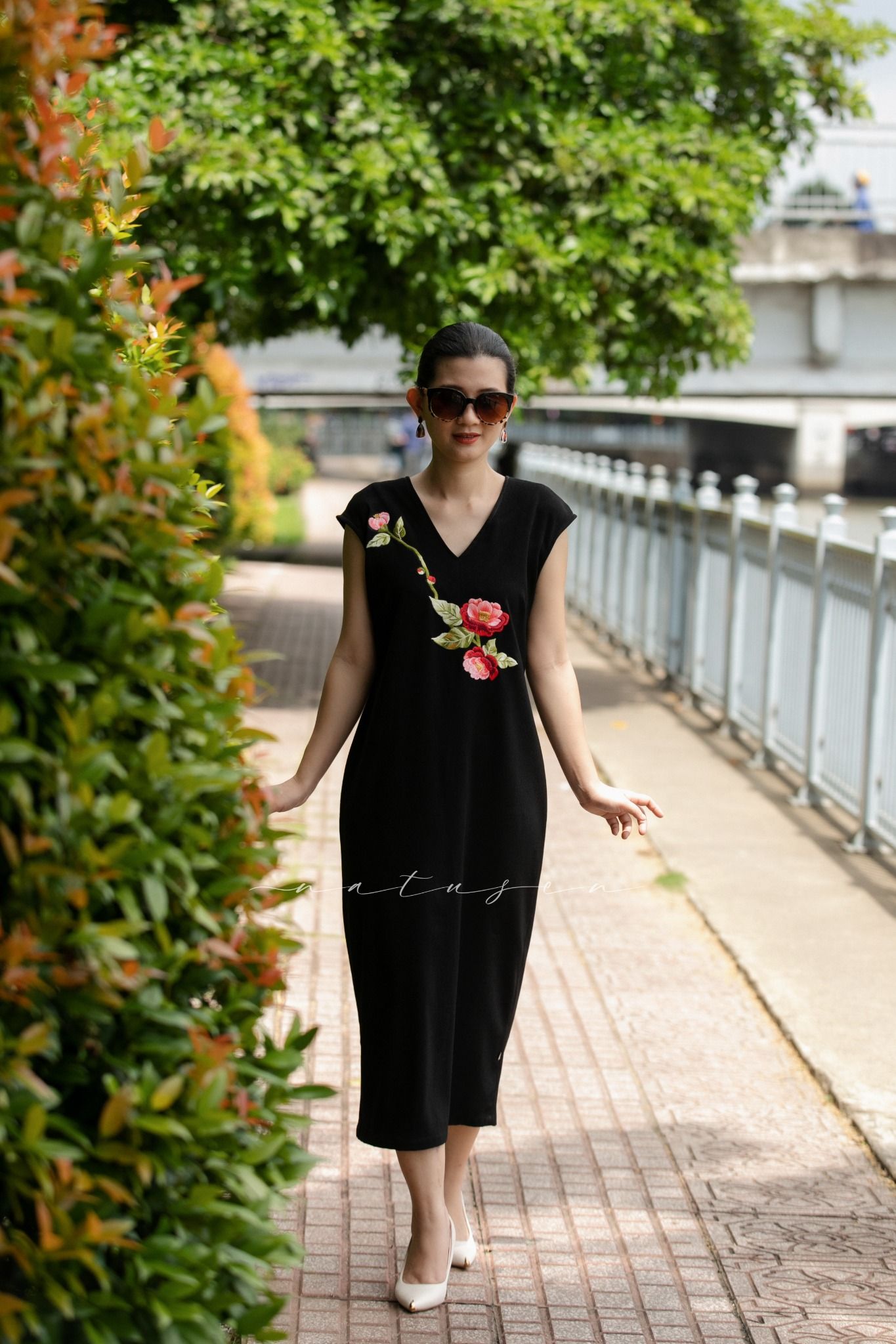 Đầm Sensi Đen thêu tay Sơn Trà