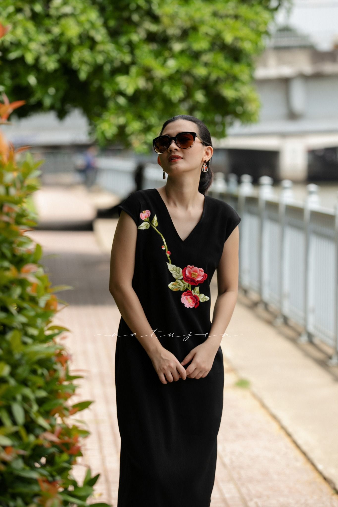Đầm Sensi Đen thêu tay Sơn Trà