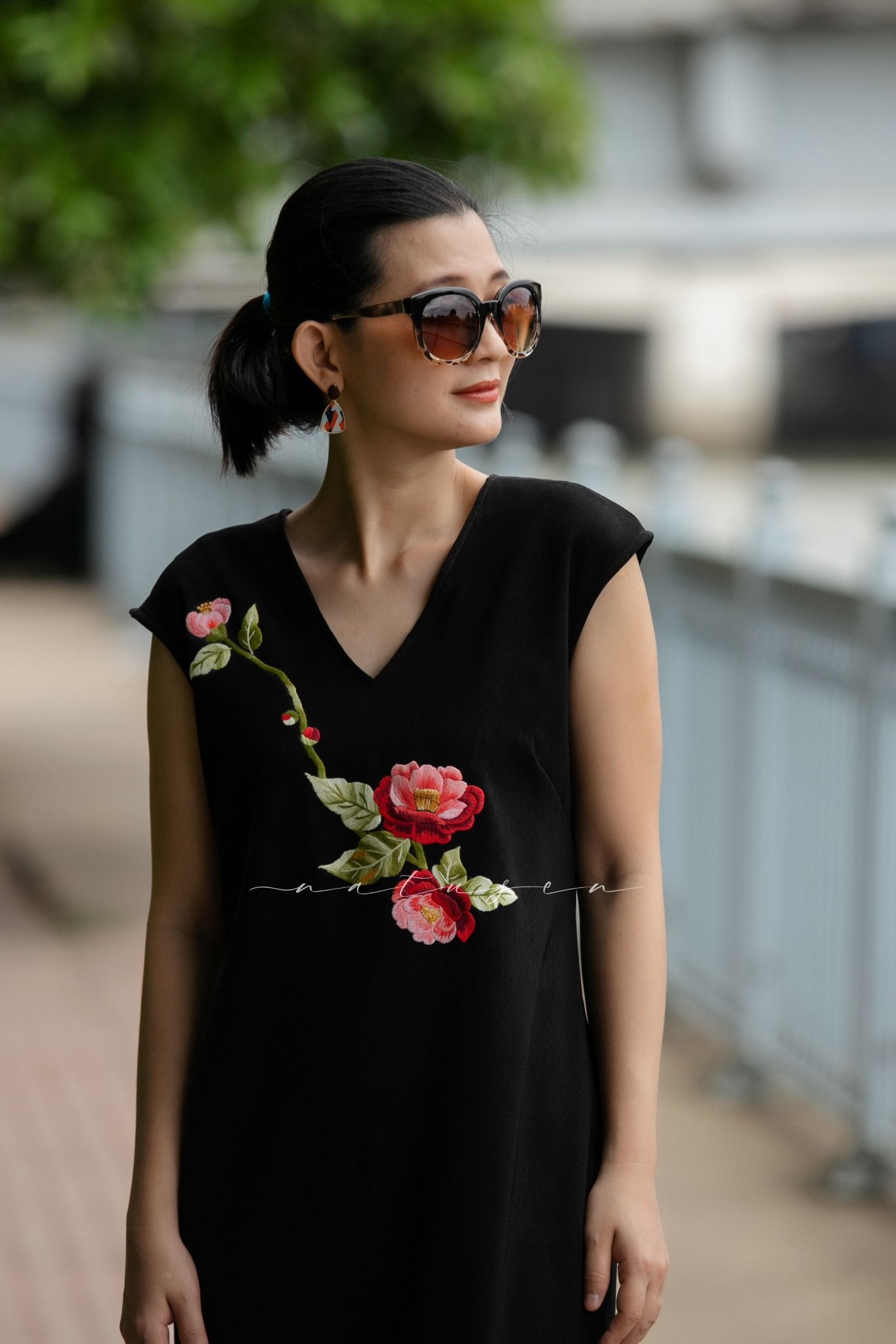 Đầm Sensi Đen thêu tay Sơn Trà
