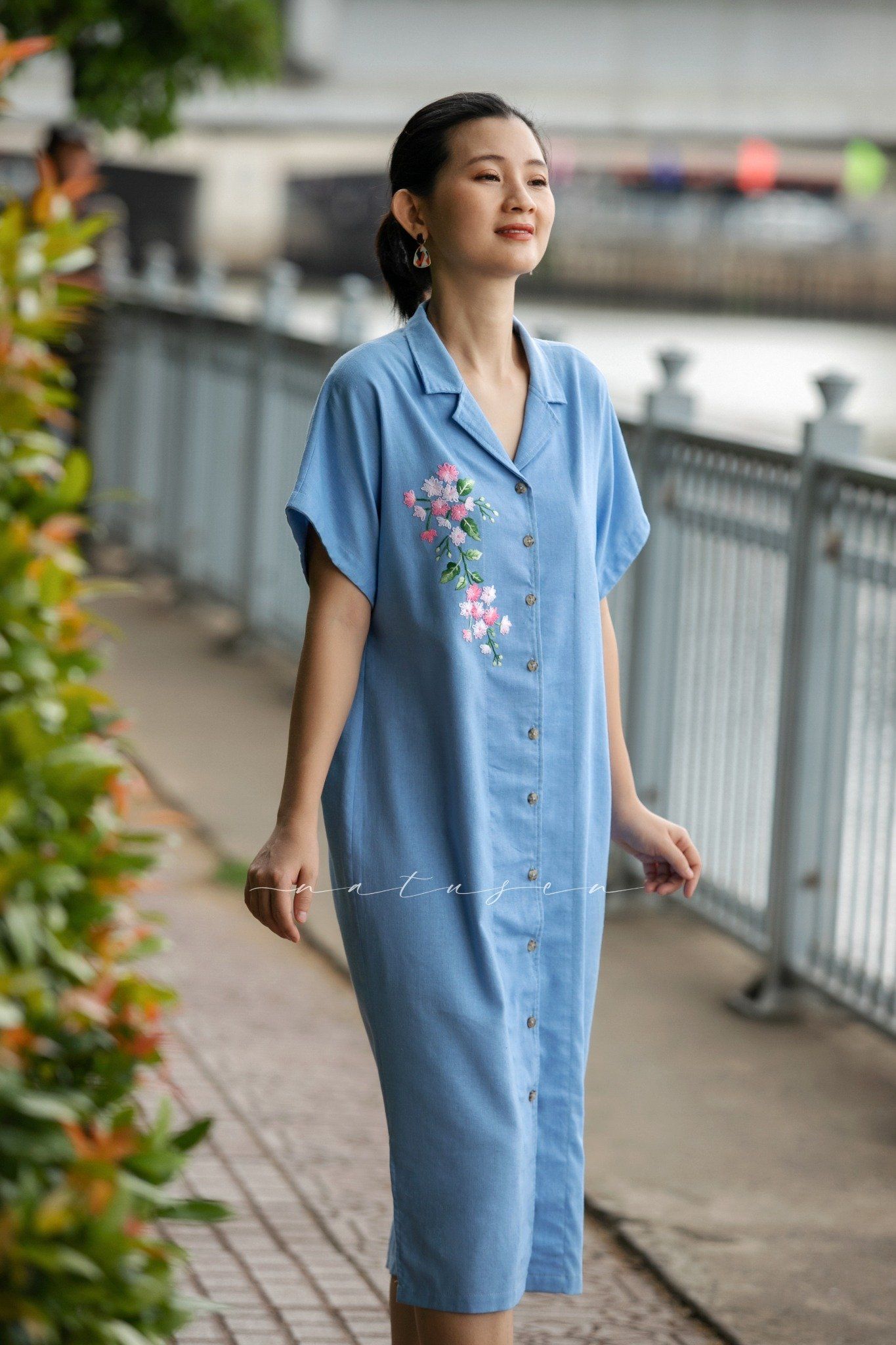 Đầm vest xanh biển linen thêu tay Sử Quân Tử
