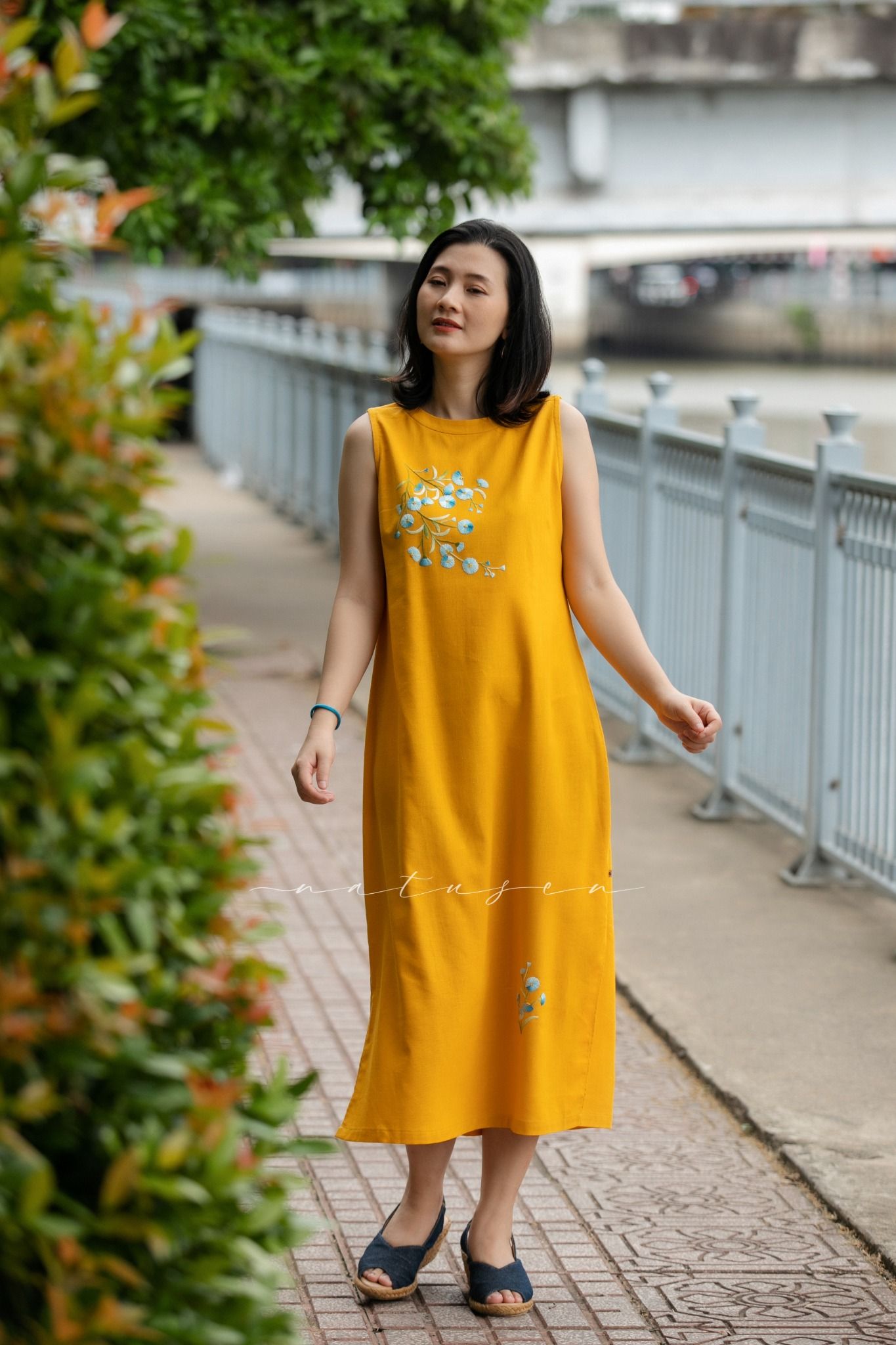 Đầm Nashima Vàng linen thêu tay Thạch Thảo