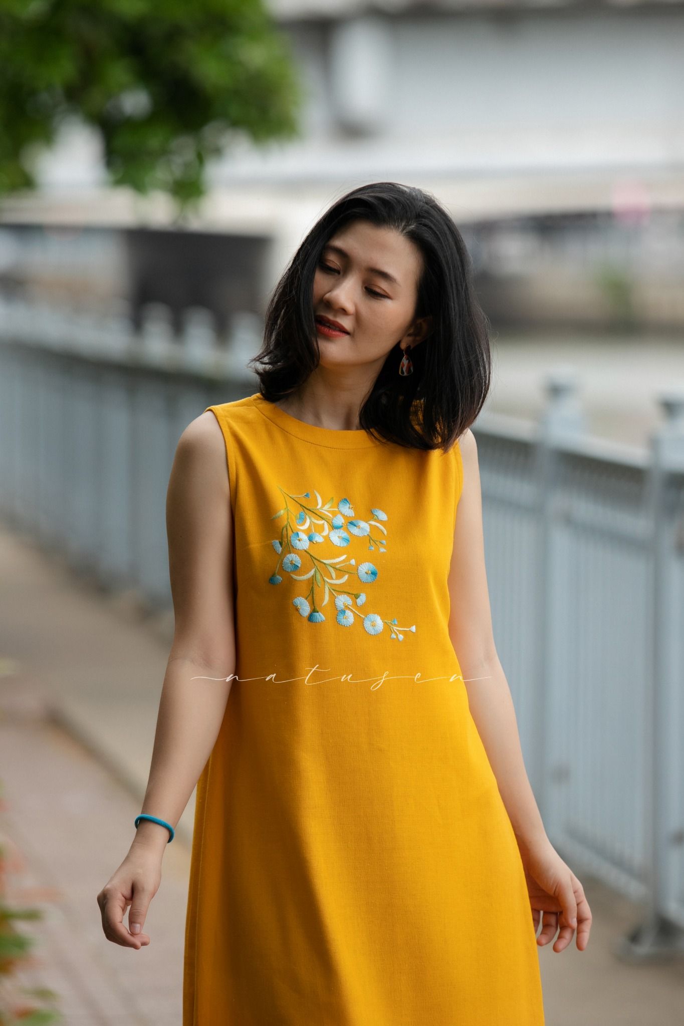 Đầm Nashima Vàng linen thêu tay Thạch Thảo