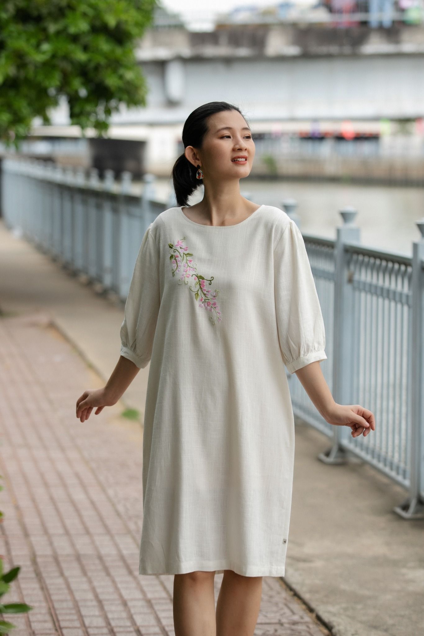 Đầm Kem linen thêu tay Hoa Tigon
