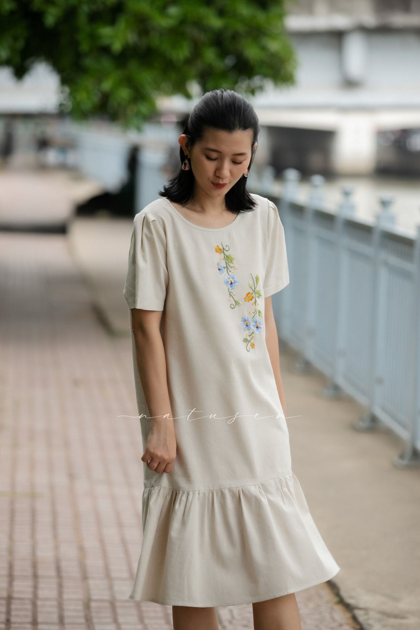 Đầm Baby Beige linen thêu tay Hoa Cát Đằng