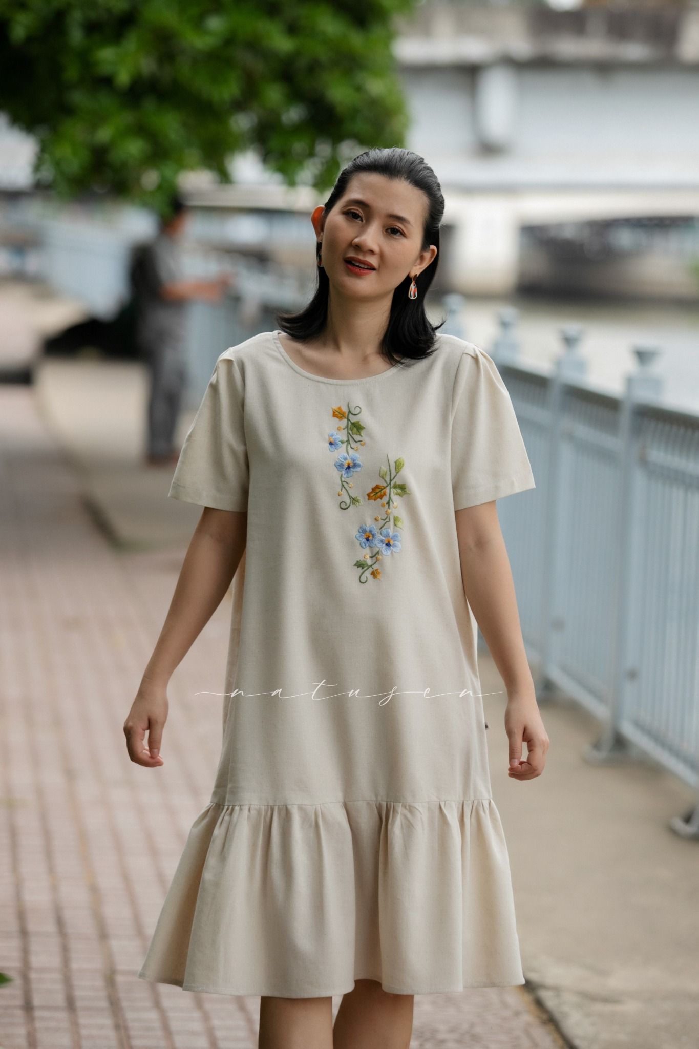 Đầm Baby Beige linen thêu tay Hoa Cát Đằng