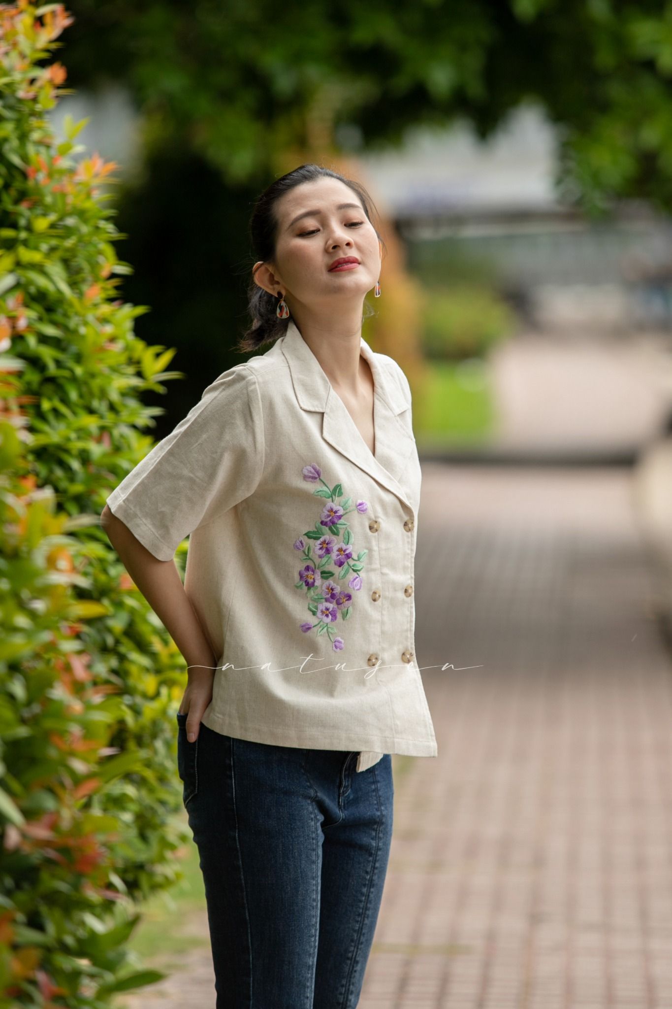 Áo vest Beige linen thêu tay Hoa Pansee