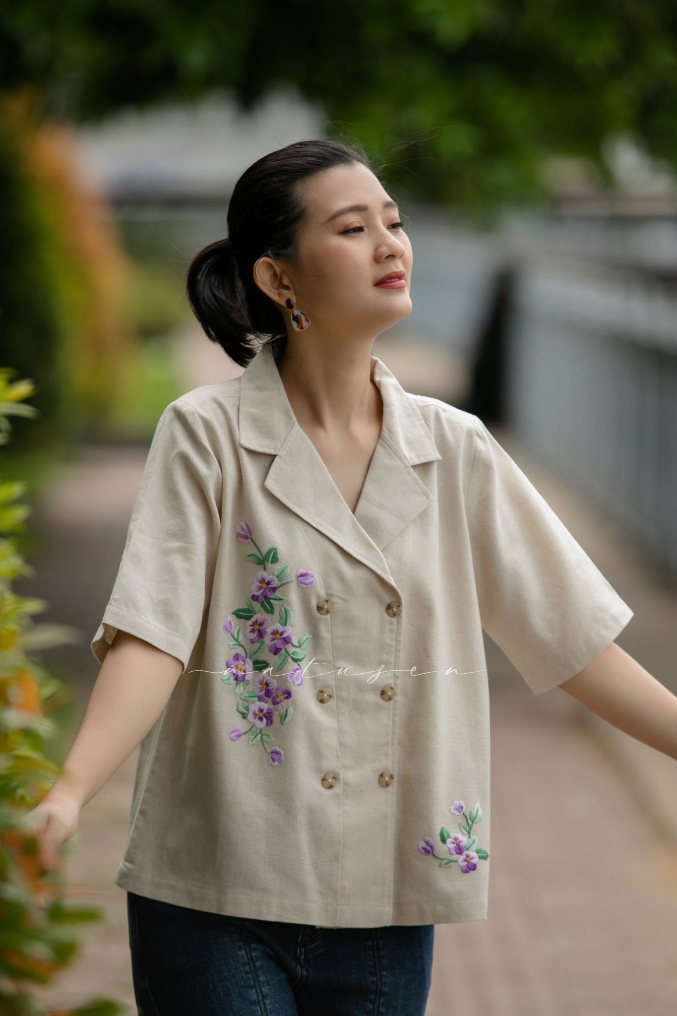 Áo vest Beige linen thêu tay Hoa Pansee