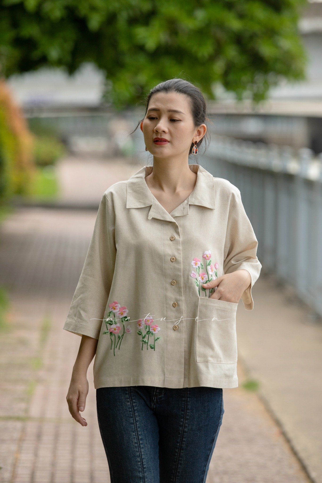 Áo Beige linen thêu tay hoa Pansee