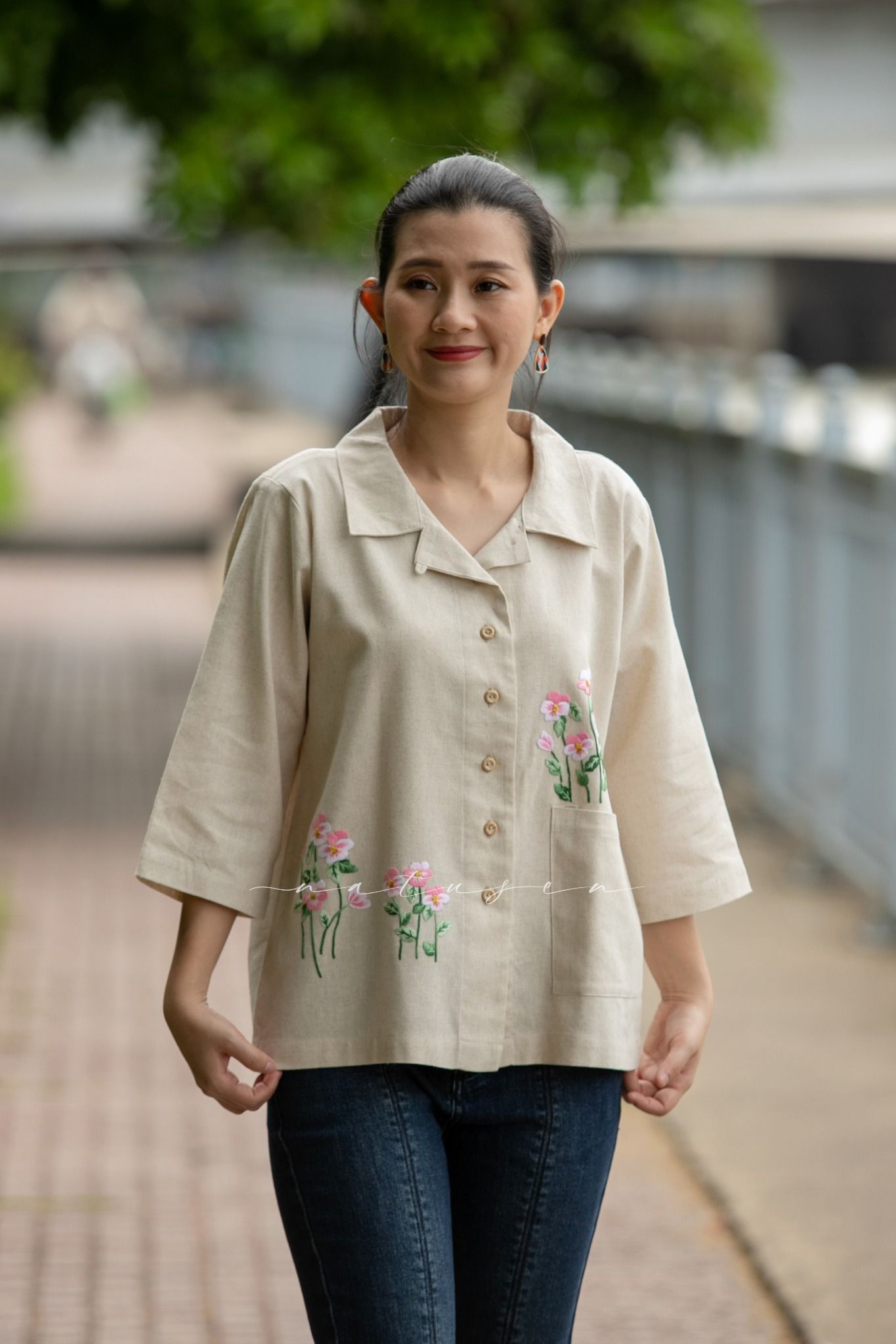  Áo Beige linen thêu tay hoa Pansee 