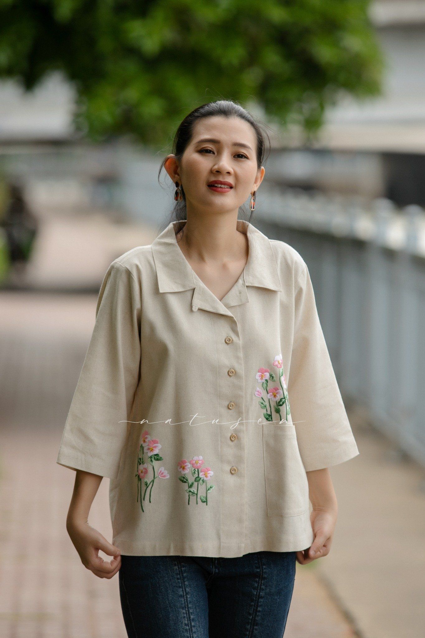  Áo Beige linen thêu tay hoa Pansee 