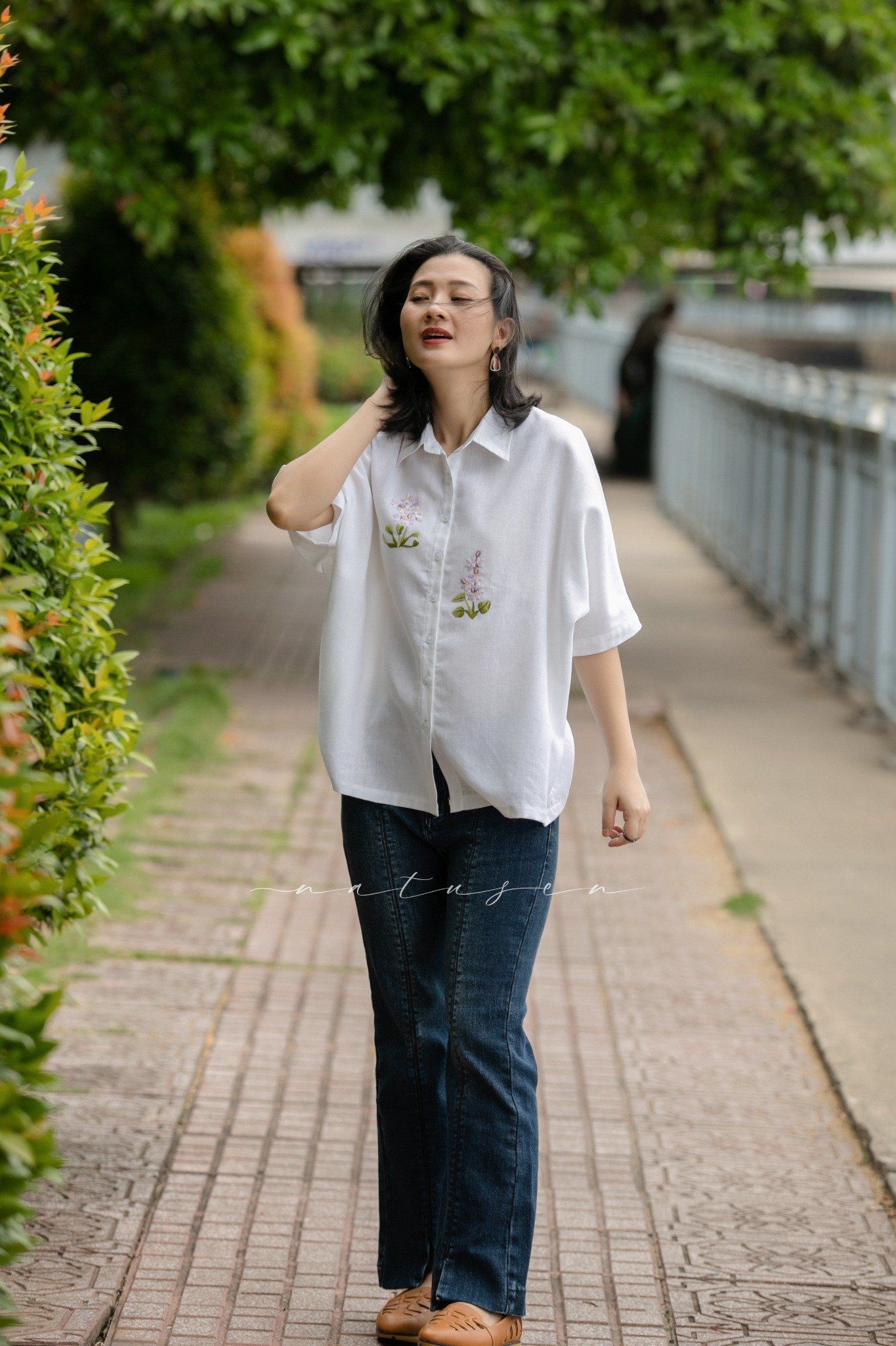 Áo linen thêu tay Lục Bình - Batty Trắng Sữa