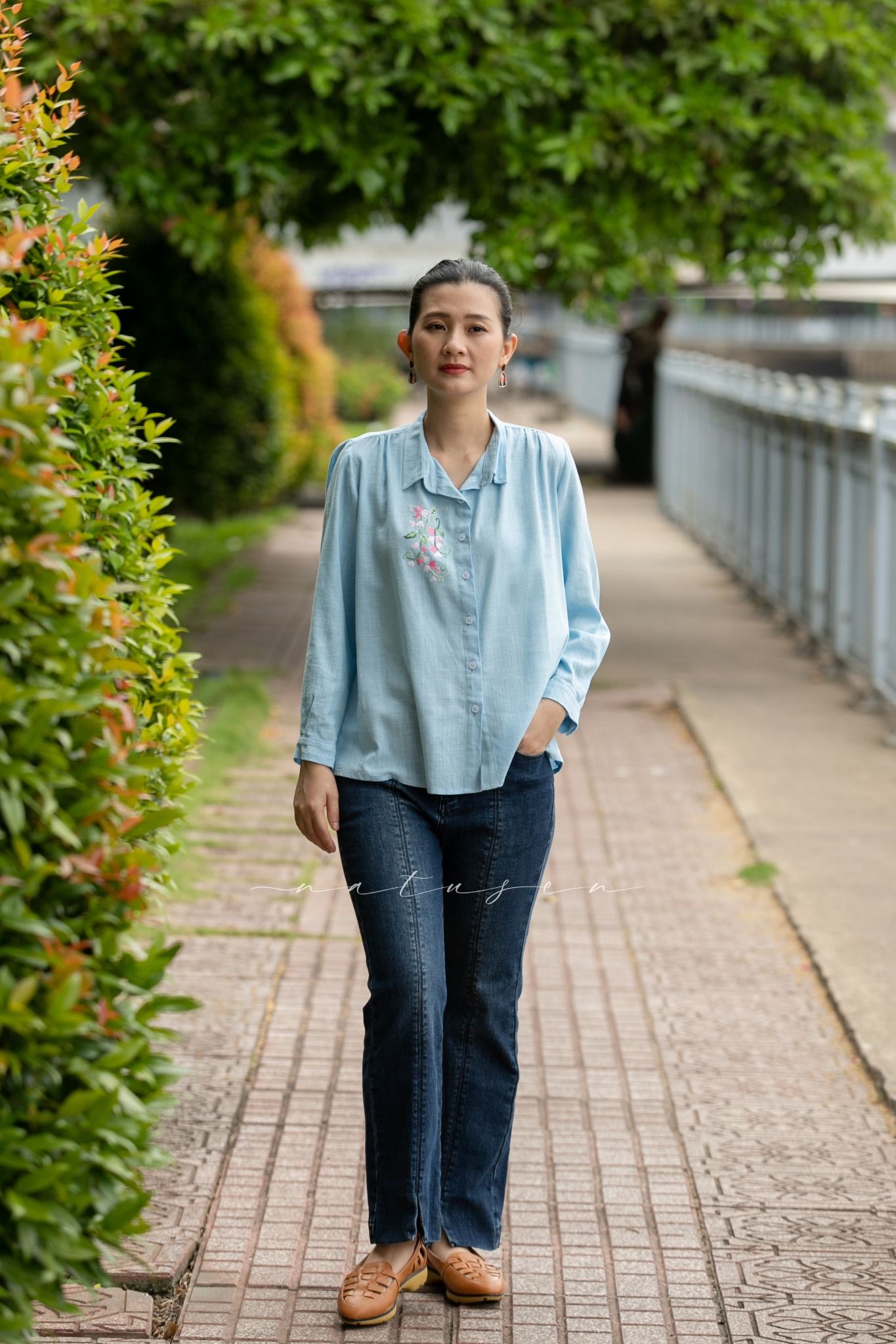 Áo chemise Xanh Biển thêu tay hoa tigon