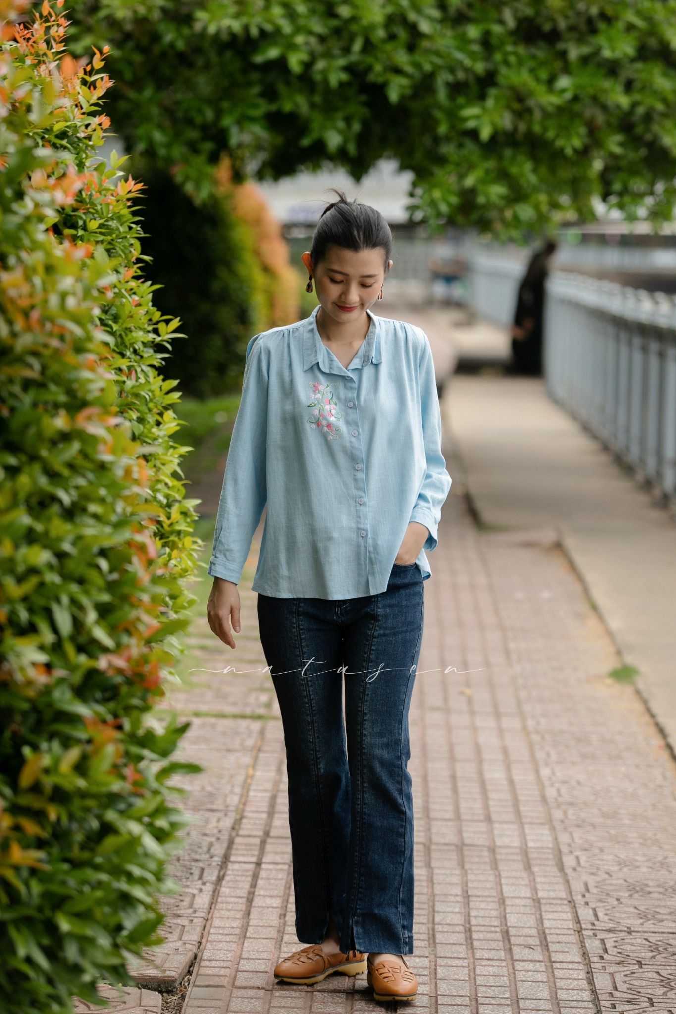 Áo chemise Xanh Biển thêu tay hoa tigon