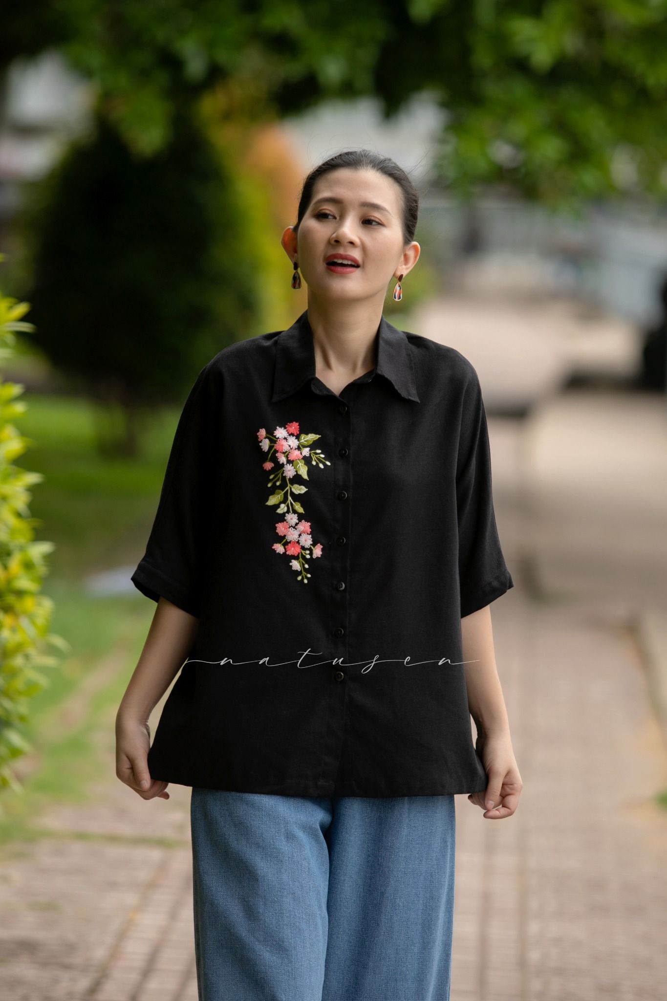 Áo linen thêu tay Sử Quân Tử- Batty Đen