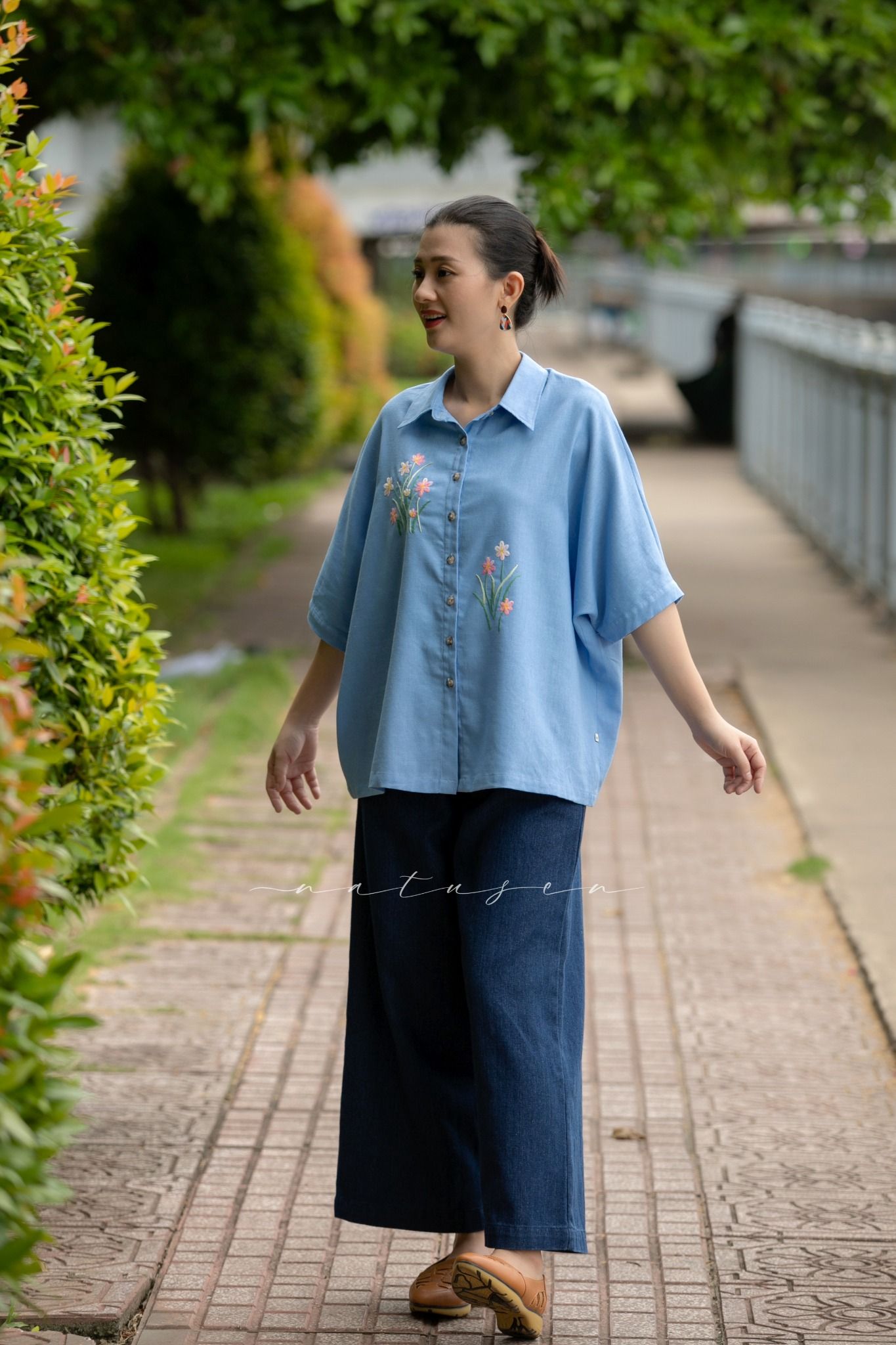Áo linen thêu tay Huệ Mưa - Batty Xanh Biển