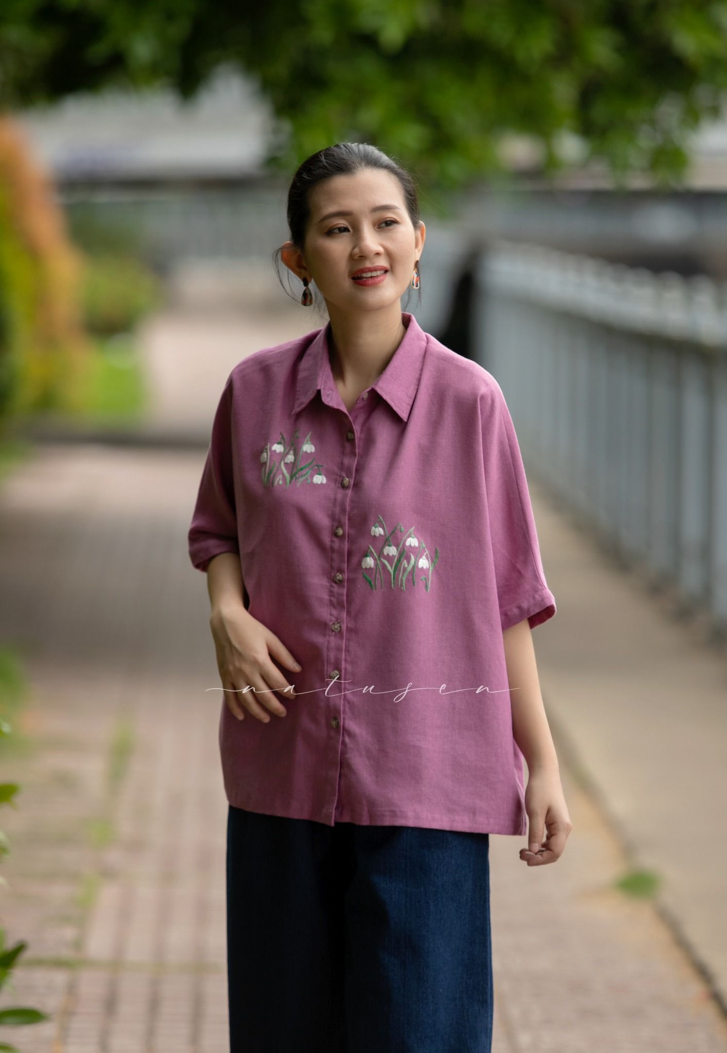Áo linen thêu tay Lilies - Batty Hồng chiều