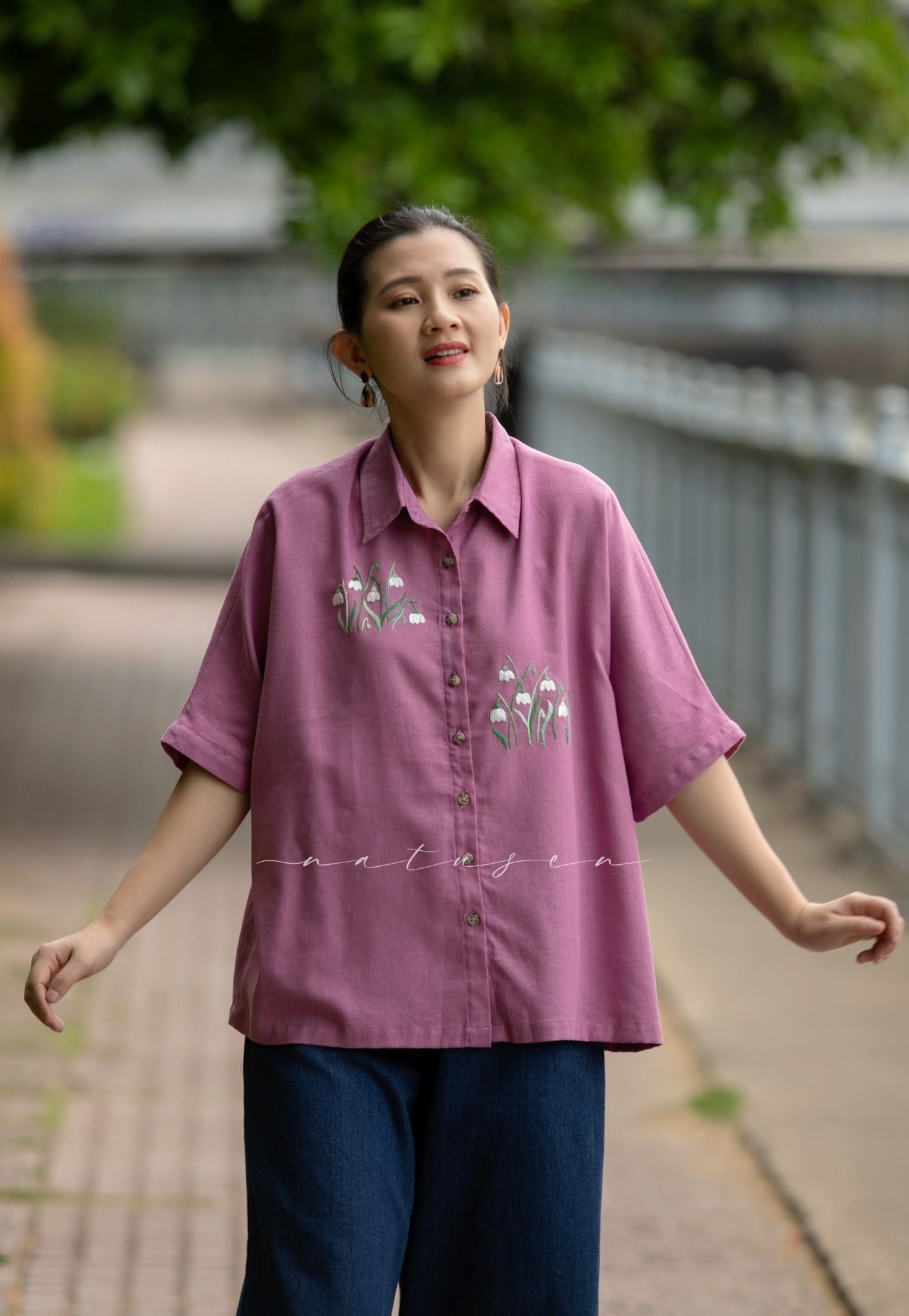  Áo linen thêu tay Lilies - Batty Hồng chiều 