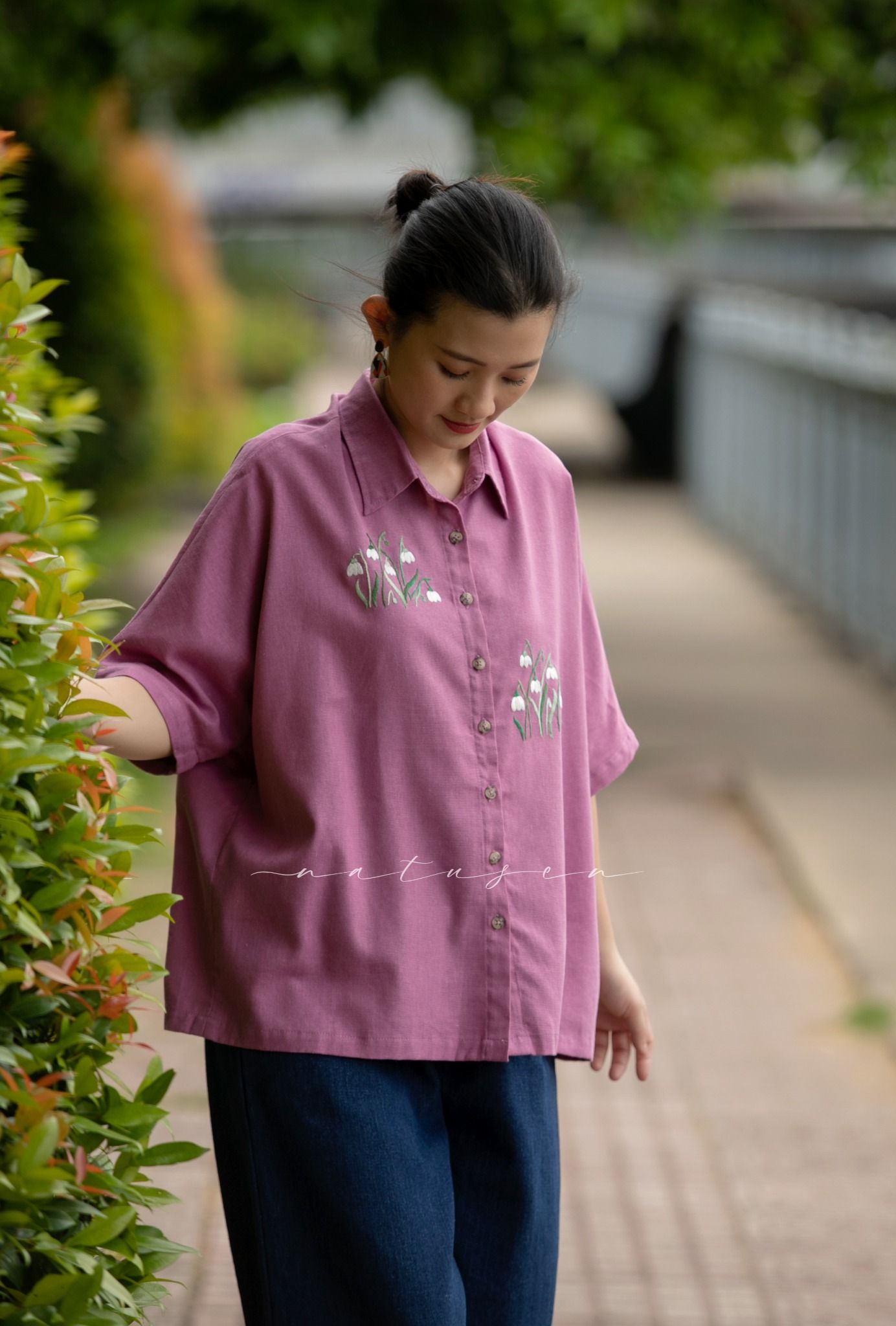  Áo linen thêu tay Lilies - Batty Hồng chiều 