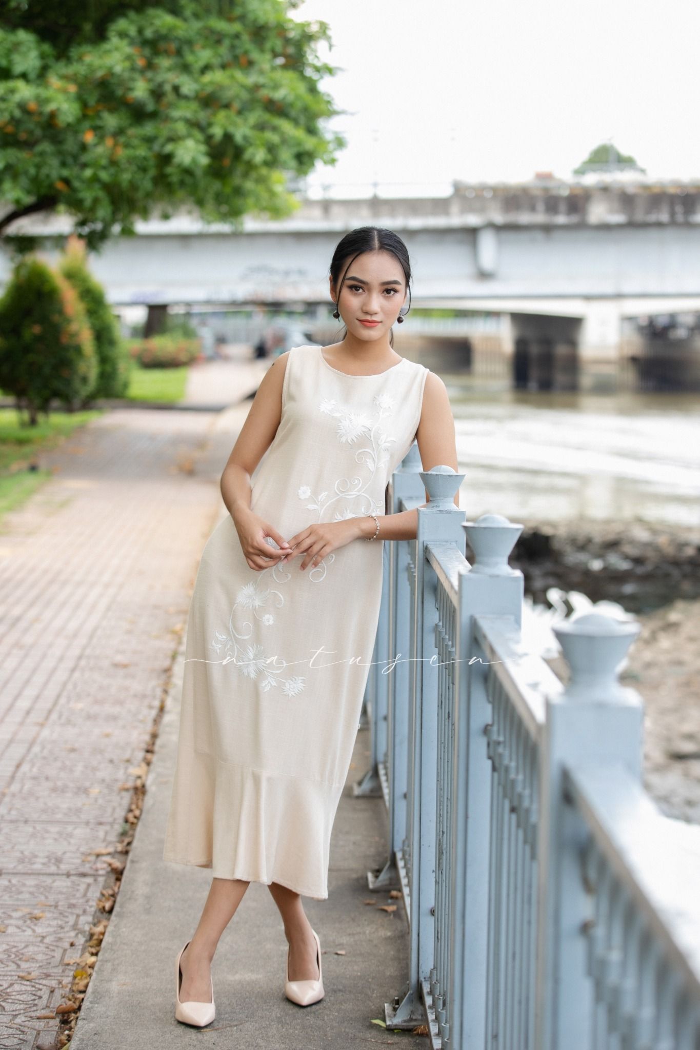 Đầm Ariel C kem thêu tay Cúc Kim Mỹ mono