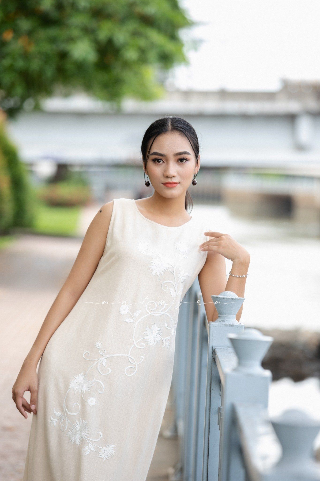 Đầm Ariel C kem thêu tay Cúc Kim Mỹ mono