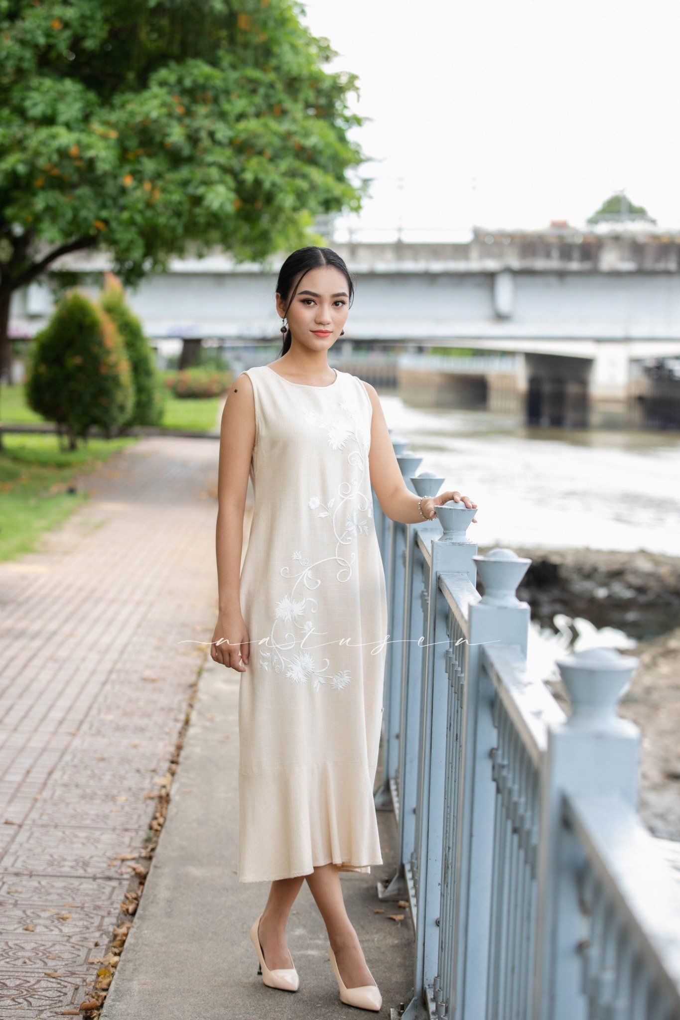 Đầm Ariel C kem thêu tay Cúc Kim Mỹ mono