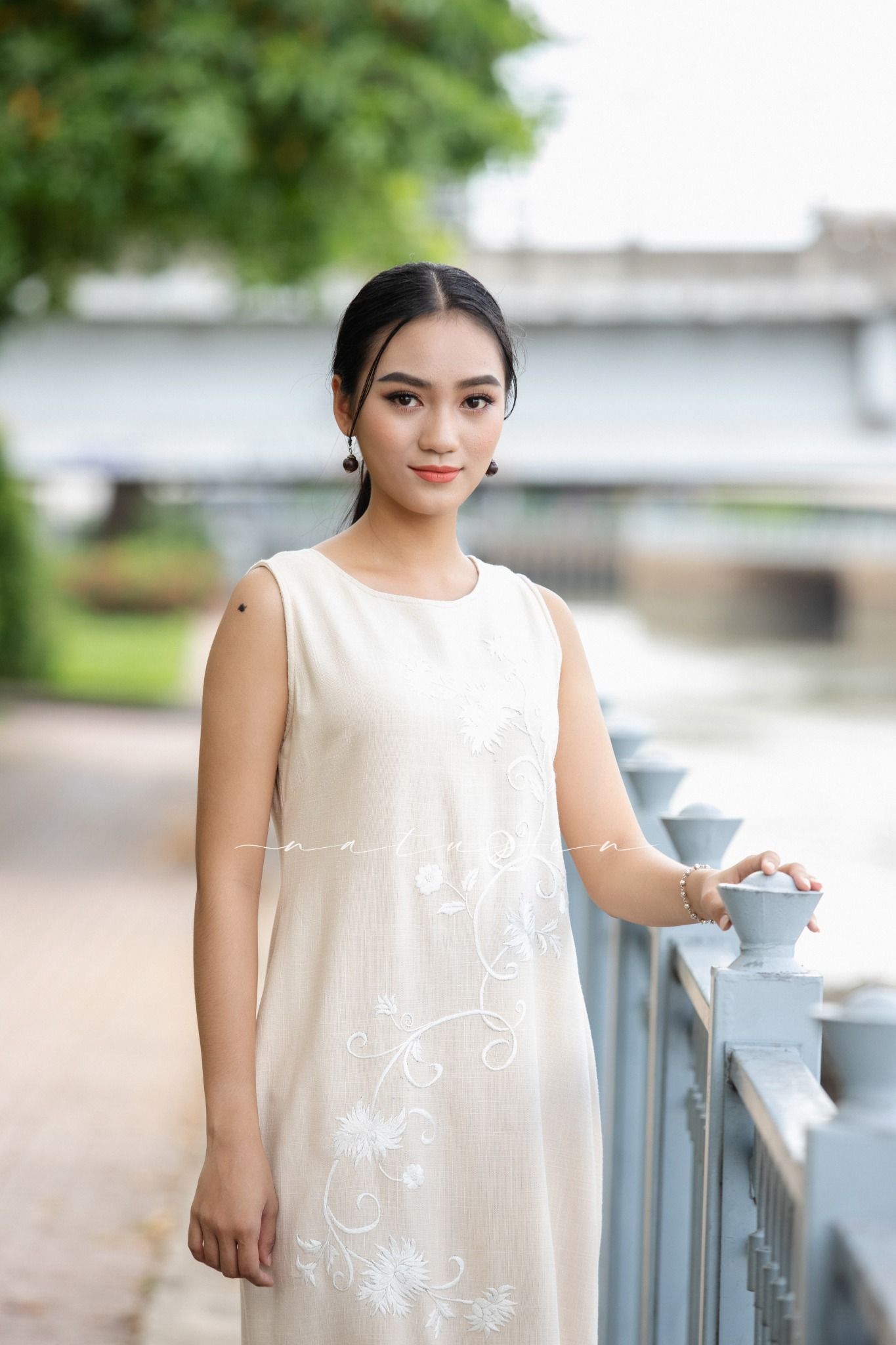 Đầm Ariel C kem thêu tay Cúc Kim Mỹ mono