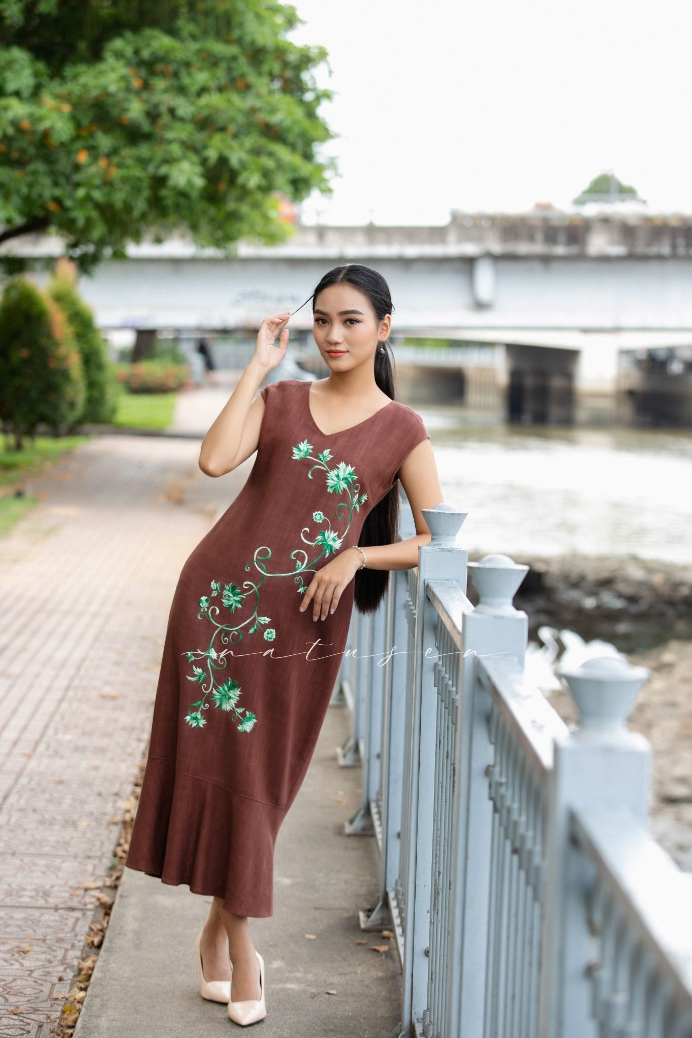 Đầm Ariel V Choco thêu tay Cúc Kim Mỹ xanh lục đậu