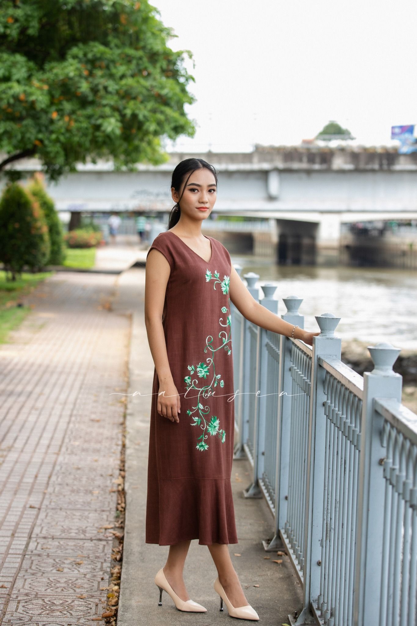 Đầm Ariel V Choco thêu tay Cúc Kim Mỹ xanh lục đậu