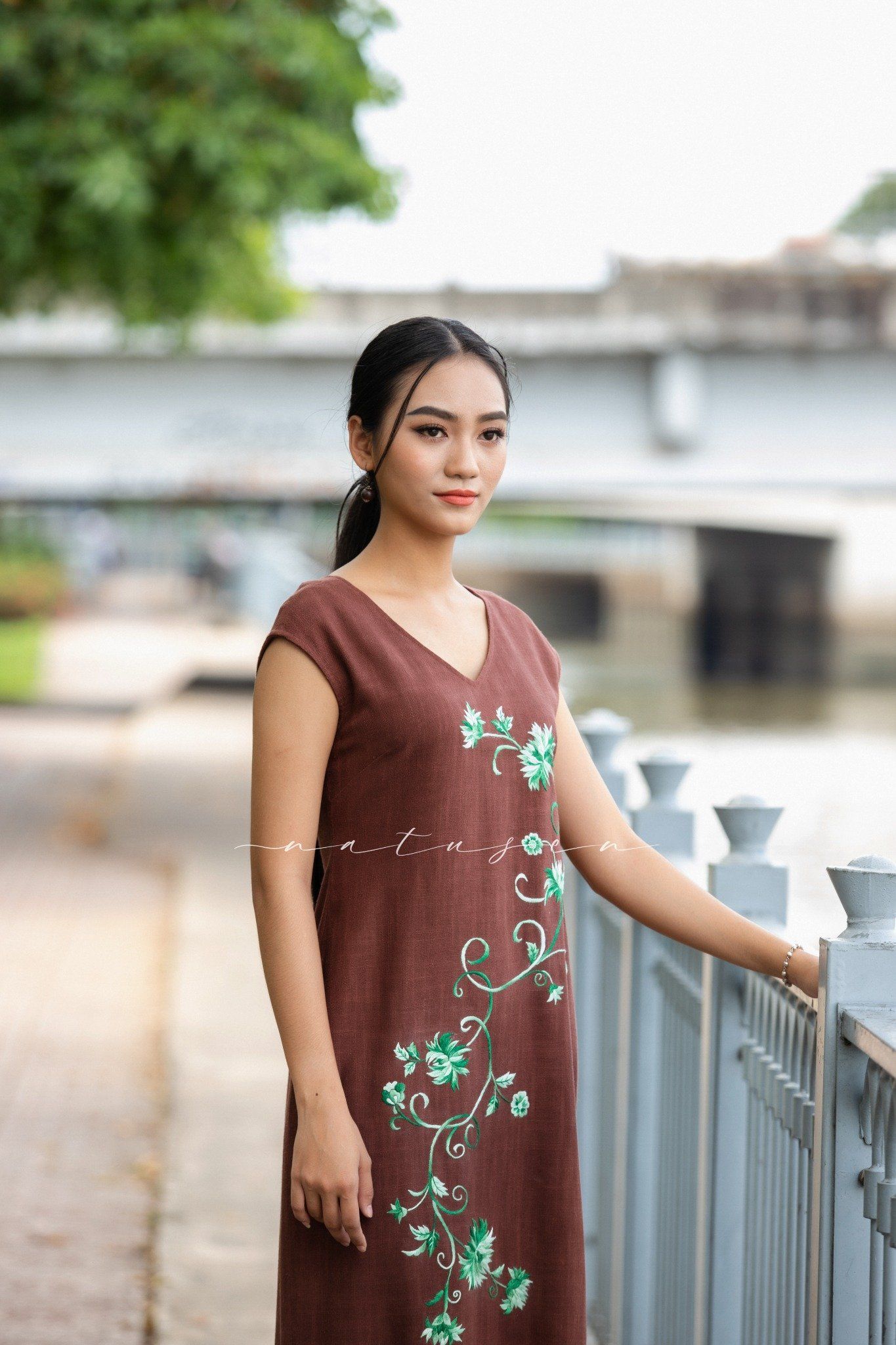Đầm Ariel V Choco thêu tay Cúc Kim Mỹ xanh lục đậu