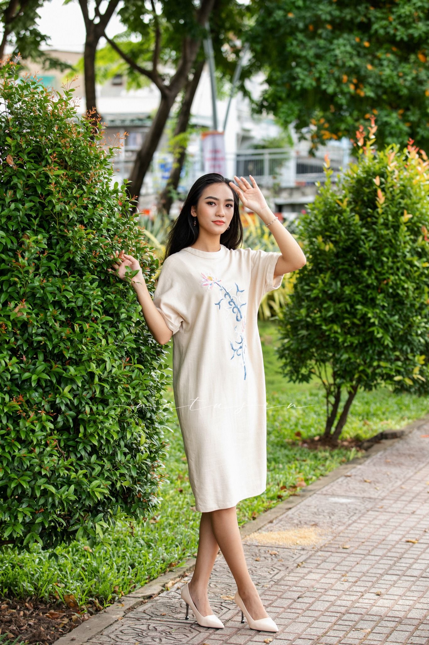 Đầm thêu tay Kem Tahera HideV Sen hiên nhiên