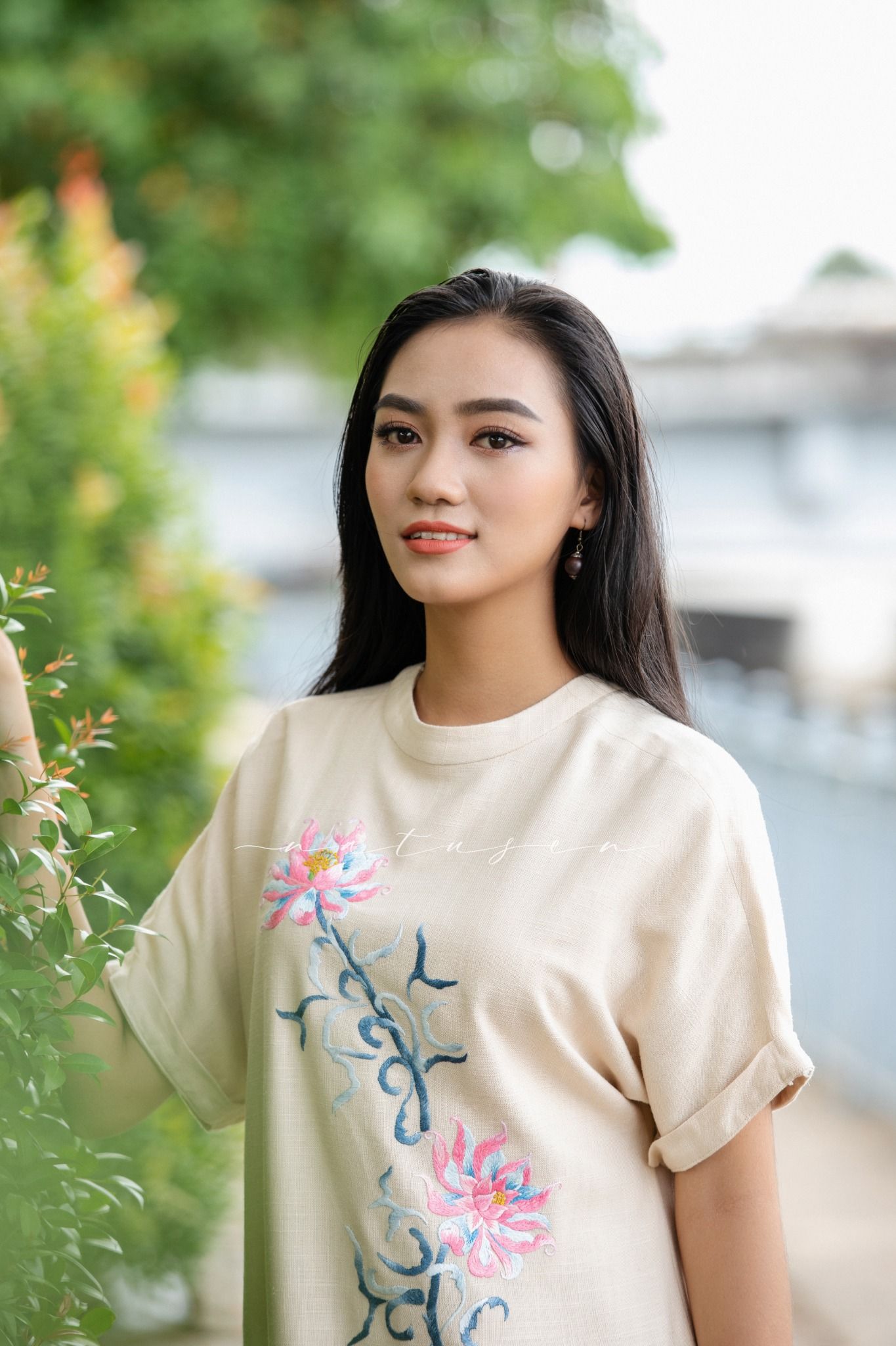 Đầm thêu tay Kem Tahera HideV Sen hiên nhiên