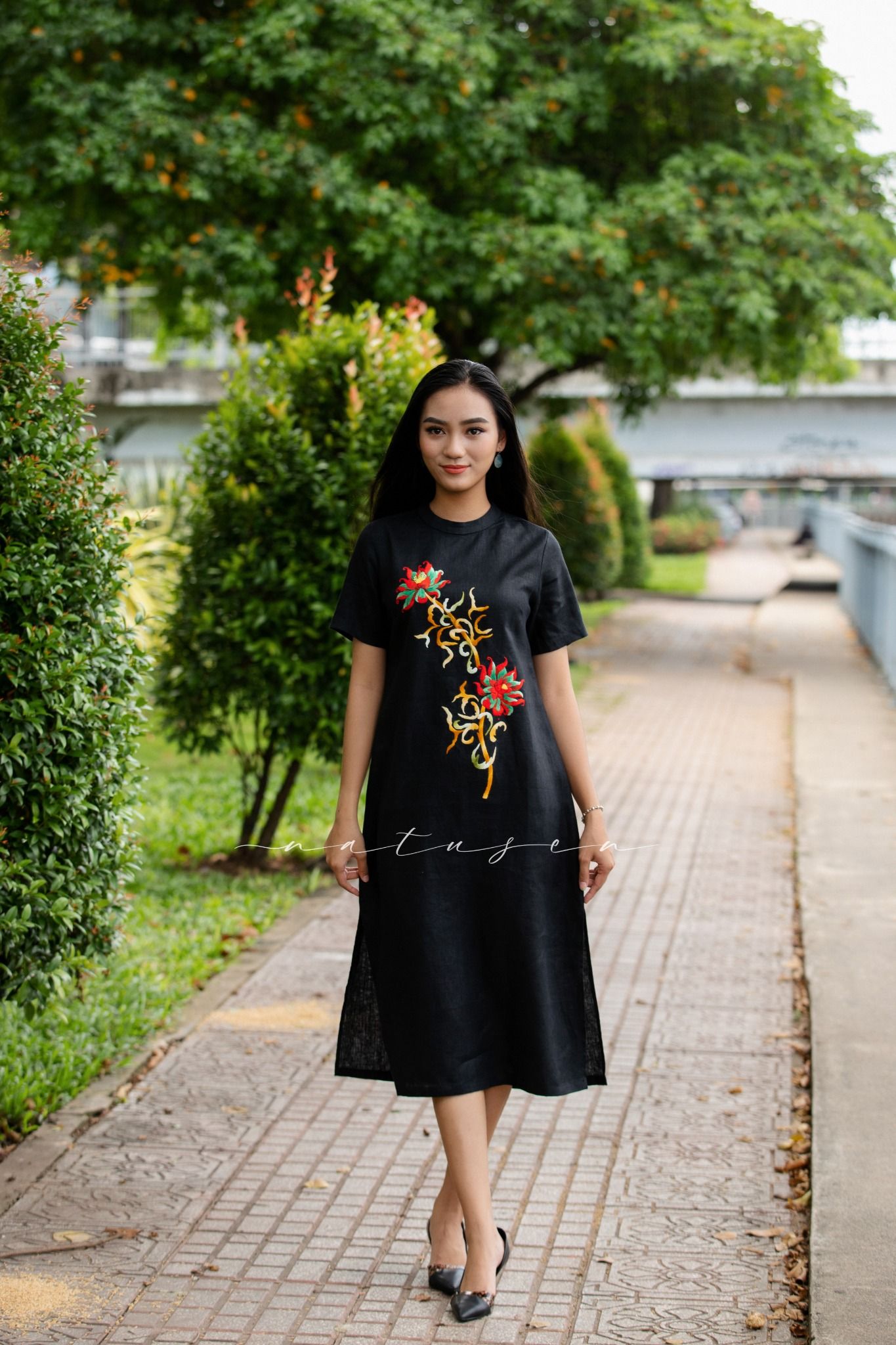 Đầm Mabelle Đen thêu tay Sen Hiên Nhiên linen premium