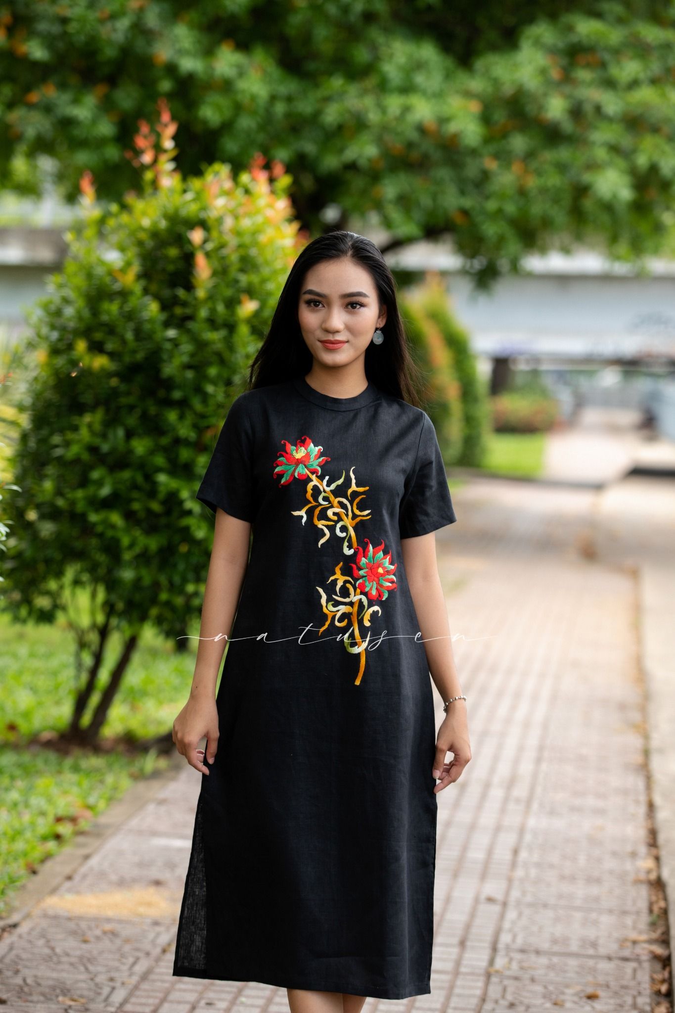 Đầm Mabelle Đen thêu tay Sen Hiên Nhiên linen premium