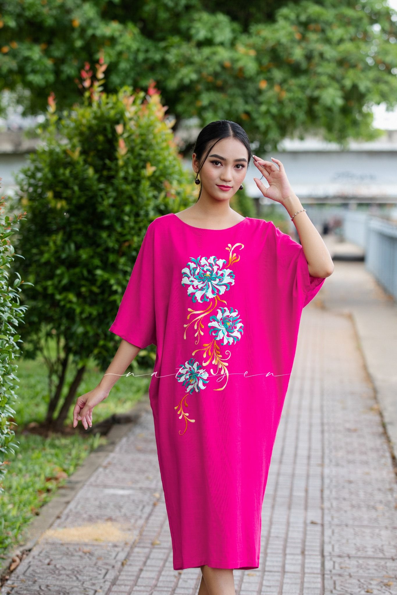 Đầm Laci Hồng Sen cánh dơi thêu tay Quỳnh Liên Cát Tường