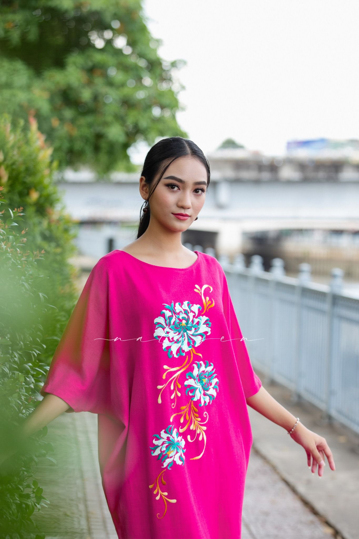Đầm Laci Hồng Sen cánh dơi thêu tay Quỳnh Liên Cát Tường