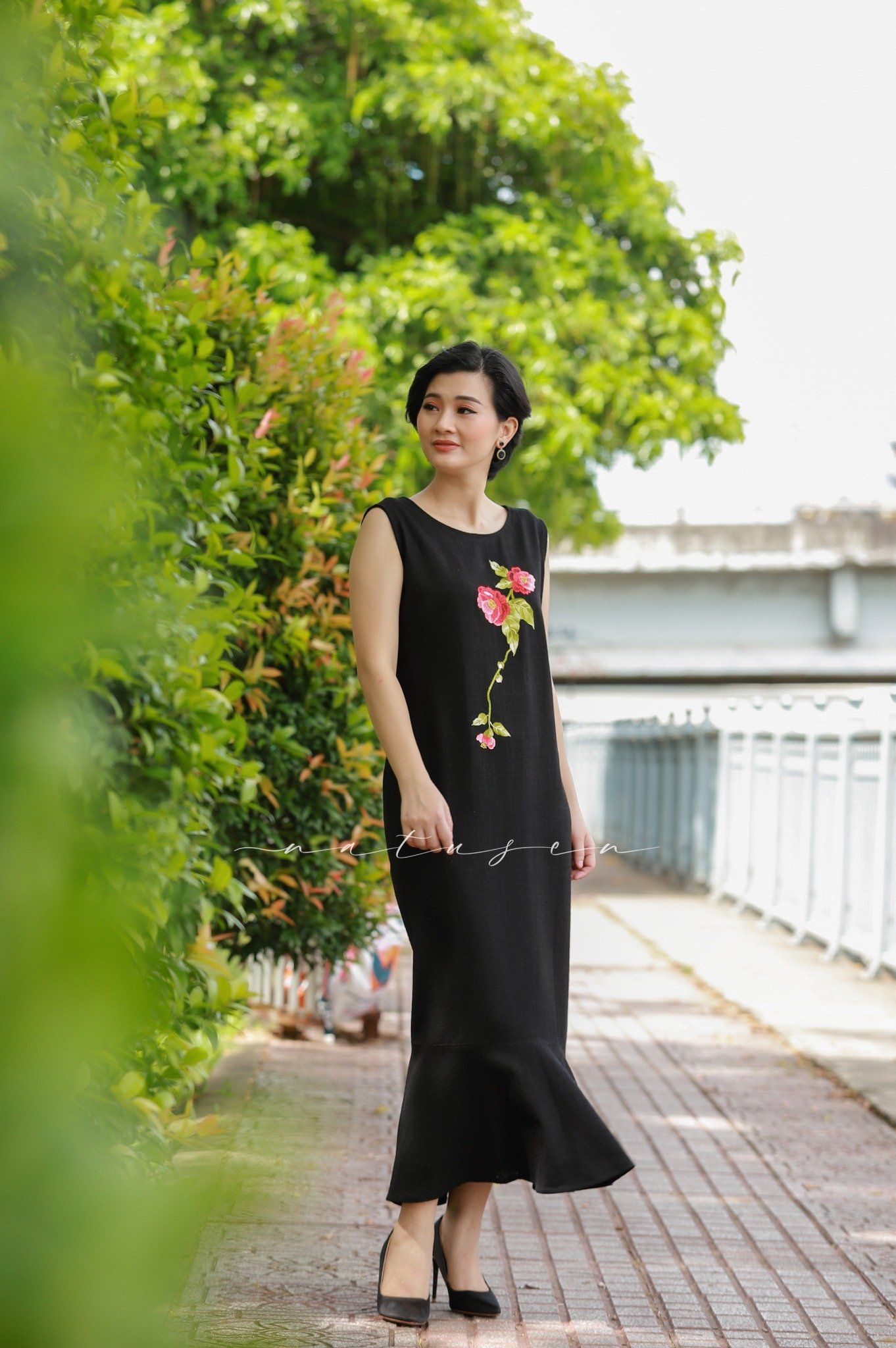 Đầm Ariel C đen thêu tay Sơn Trà hạnh ngộ