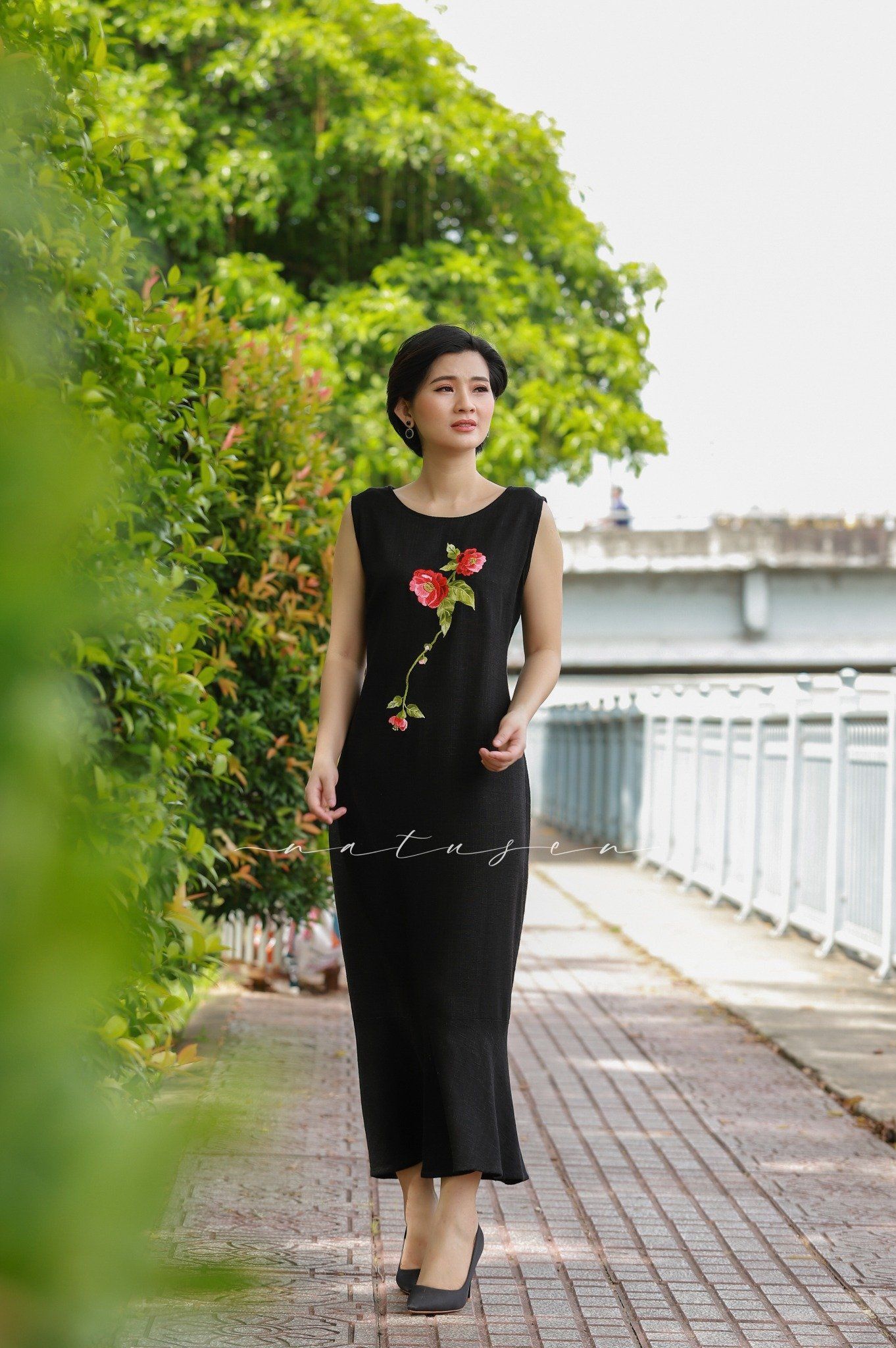 Đầm Ariel C đen thêu tay Sơn Trà hạnh ngộ