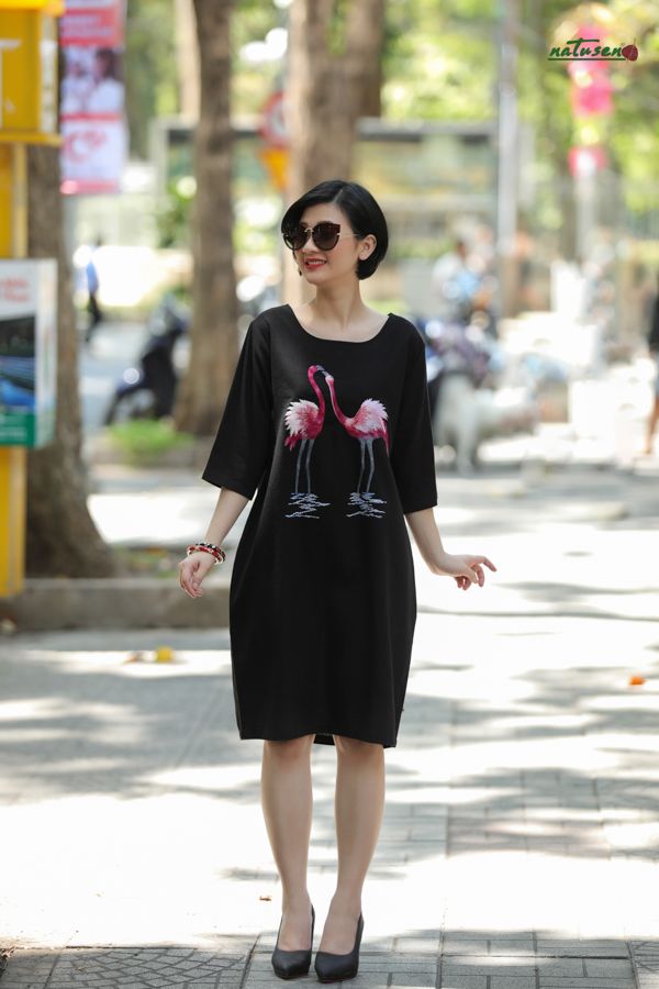 Đầm đen linen thêu tay Hồng hạc
