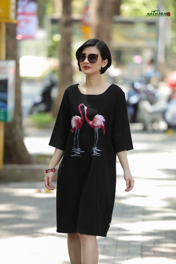Đầm đen linen thêu tay Hồng hạc