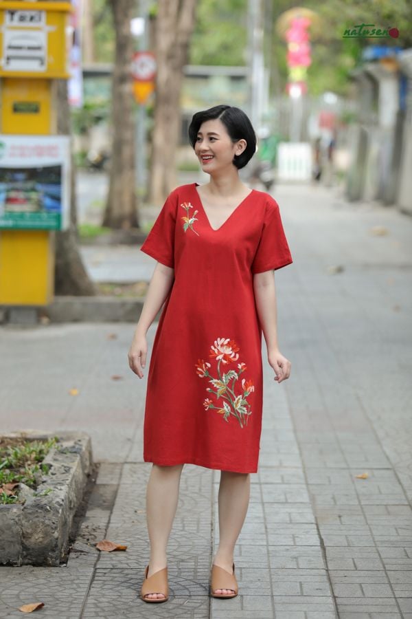 Đầm Linen thêu tay Hoa Cúc Đại cam gạch