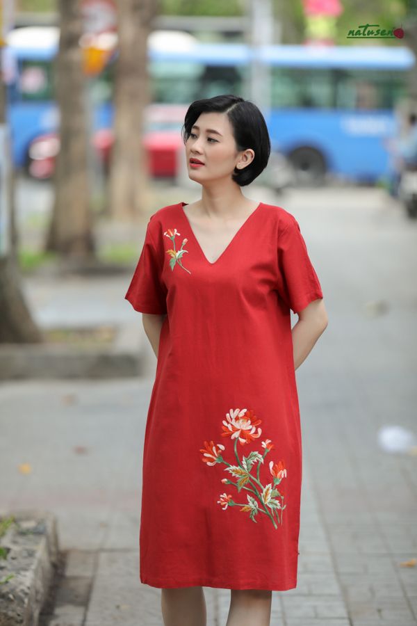 Đầm Linen thêu tay Hoa Cúc Đại cam gạch