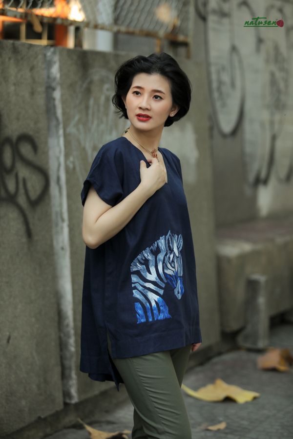 Áo linen thêu tay Zebra xanh navy suông tim