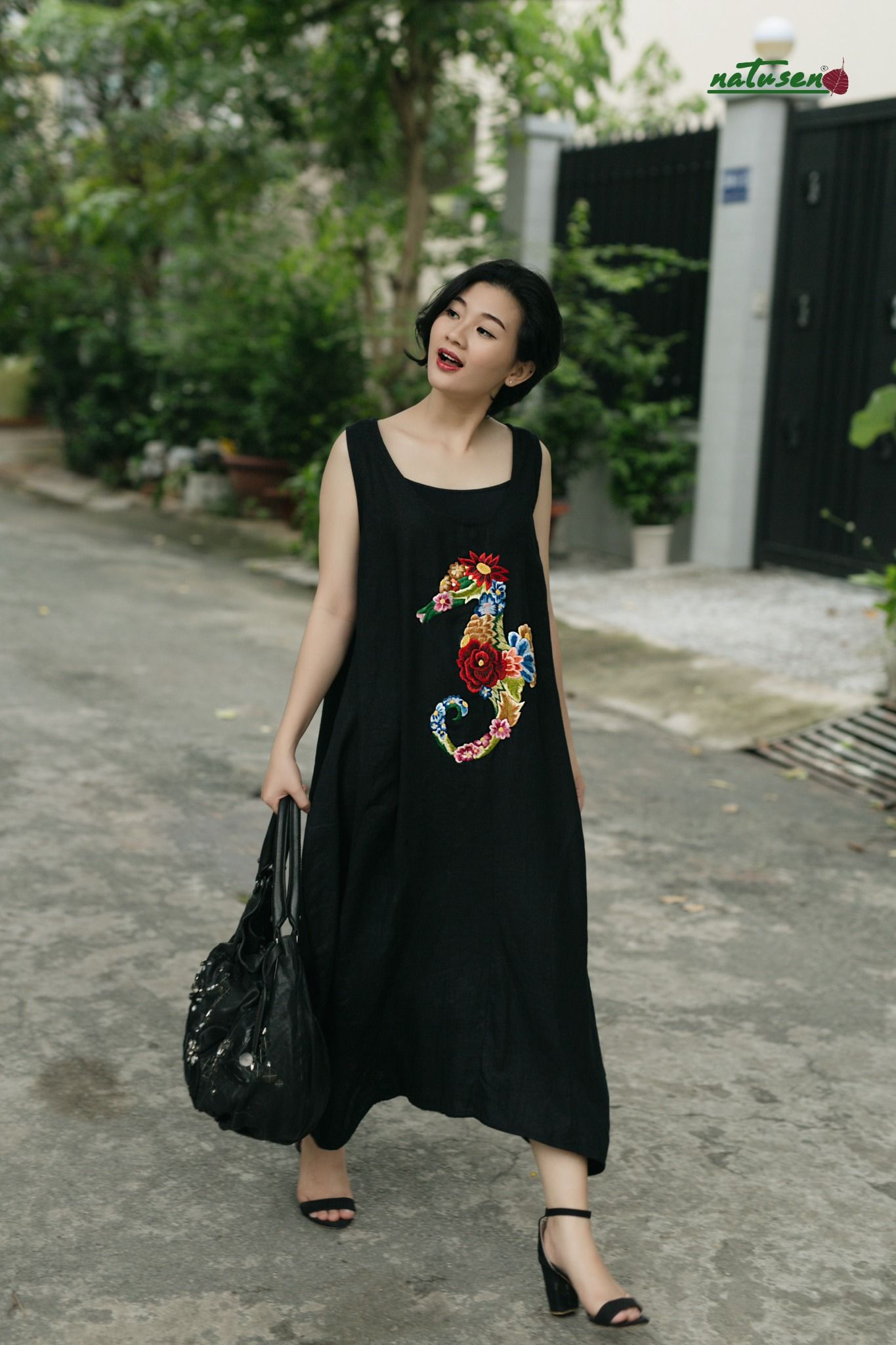 Đầm Cocoon Belly thêu tay Hải mã Queen