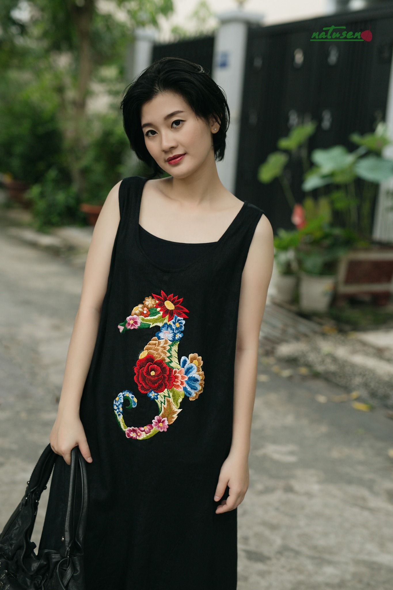 Đầm Cocoon Belly thêu tay Hải mã Queen