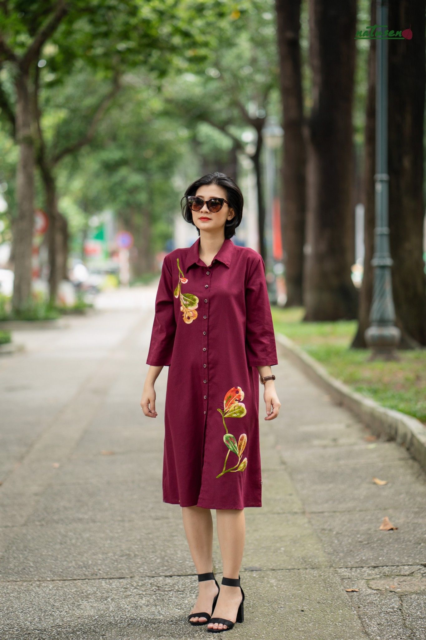Đầm linen đỏ rượu thêu tay Lá Bàng