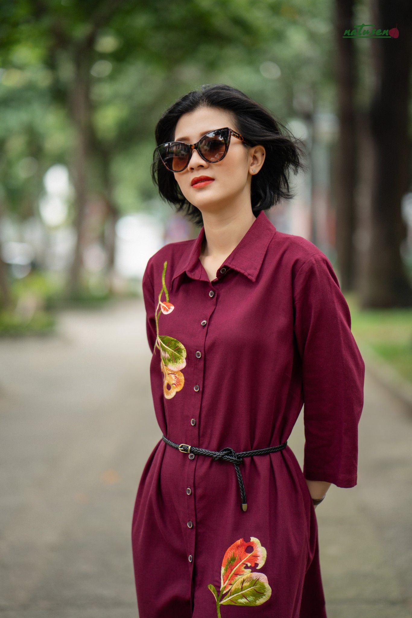 Đầm linen đỏ rượu thêu tay Lá Bàng