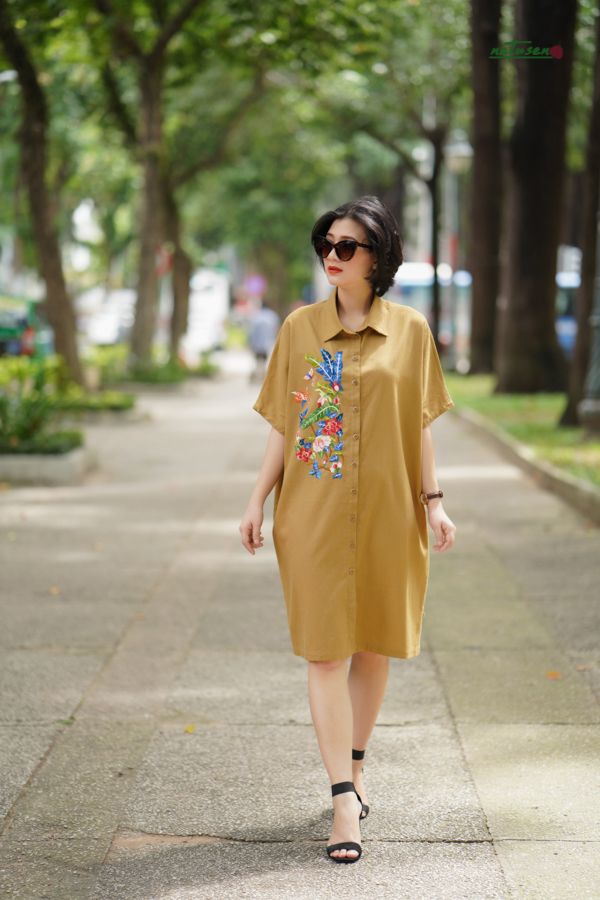 Đầm chemise thêu tay Thu Bình vàng oliu