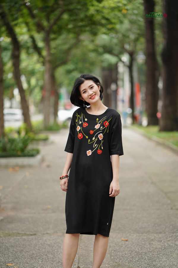Đầm linen đen thêu tay Poppy Baby