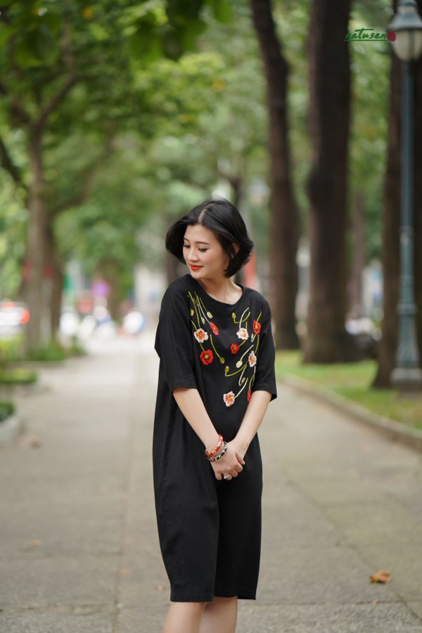 Đầm linen đen thêu tay Poppy Baby