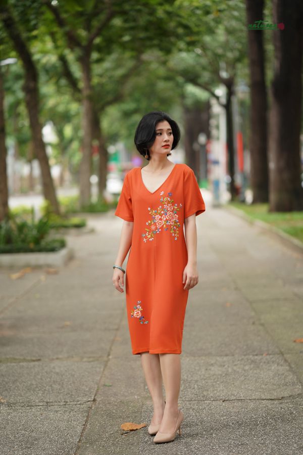 Đầm thêu thủ công Thanh Xuân cỗ tim Cam